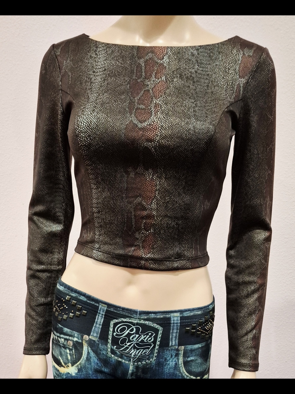(NWT) Bebe Faux Snake Leather Long Sleeve Cropped Top - XS/S.